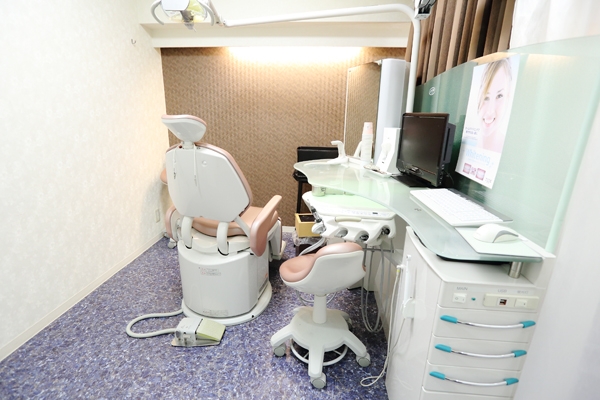 プライバシーに配慮された診療室で、落ち着いて治療を受けられる 24609 ma 2 1401680982