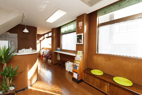 明るい日差しが入り込む温かな雰囲気の院内 178060 ma 2 1448970775