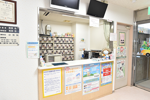 患者の状態がすぐにわかるよう待合室が一望できる位置にある受付 2