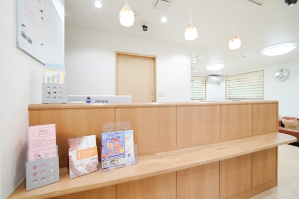 受付では笑顔輝くスタッフが温かく迎え入れてくれる 2