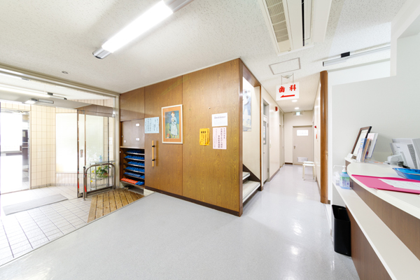 1階は婦人科、小児科、耳鼻科咽喉科。2階に歯科の診察室 2