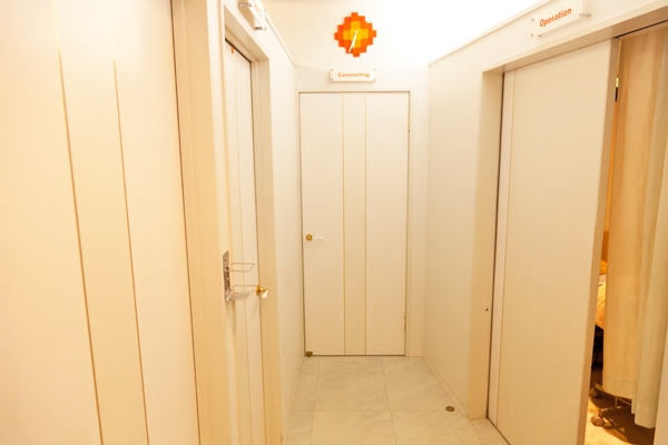 院内は白を基調とした内装。リラックスできる雰囲気だ 26811 ma 2 1356679676