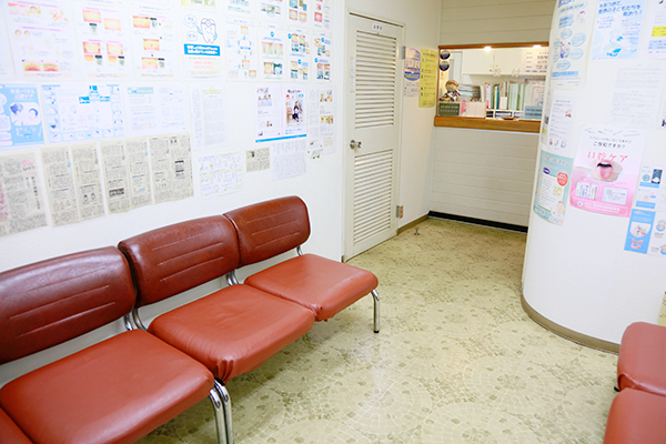 歯のケアや健康づくりに役立つ医療情報を貼り出している 2