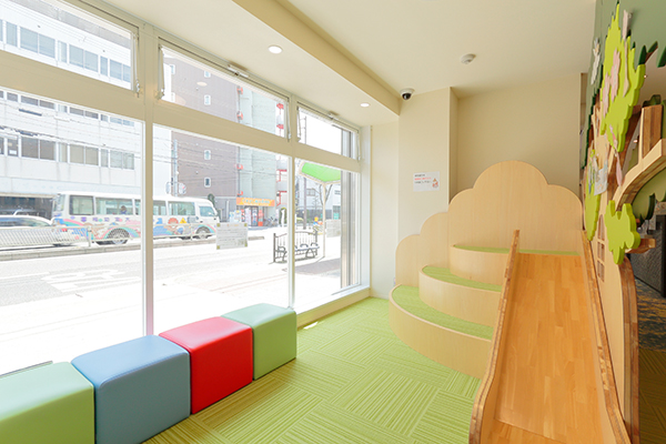 工夫がいっぱいの子ども用待合室。大人用の待合室も別にある 2