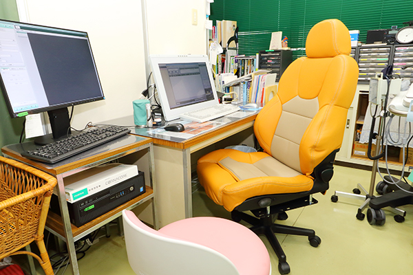 診察室には情報提供のための掲示板も設置されている 2