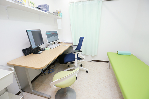 診察室はプライバシーに配慮した造り。部屋ごとにカラーを変更 2
