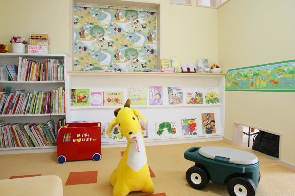 子どもがハイハイして診察室に入れるよう、壁には小窓も開いている 20181204 2