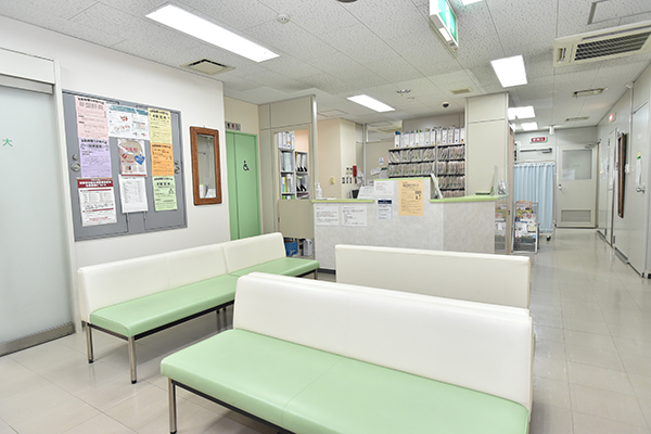 広くて清潔感のある待合室 2