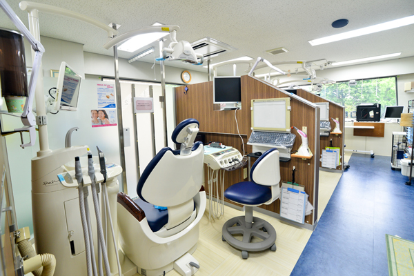 半個室の診察室はプライベートが守られるよう配慮 2