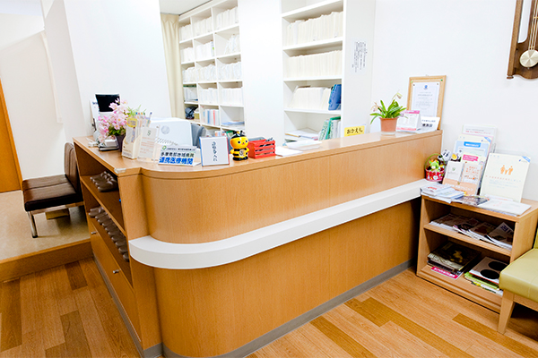 受付では、院長自慢の明るく優しいスタッフが対応してくれる