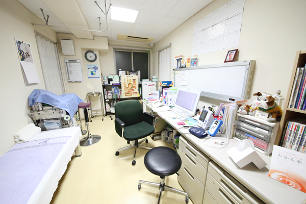 診察室で院長が優しく主訴を引き出す 2