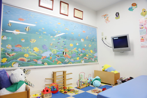 色鮮やかな魚の絵が癒やしの空間を演出するキッズスペース Cs 2
