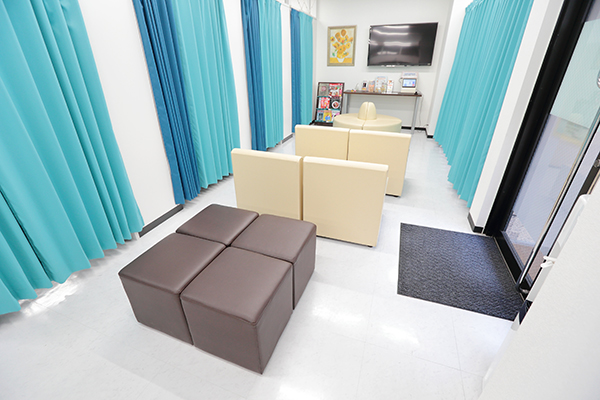院内は爽やかなデザインで不安を和らげてくれる 2