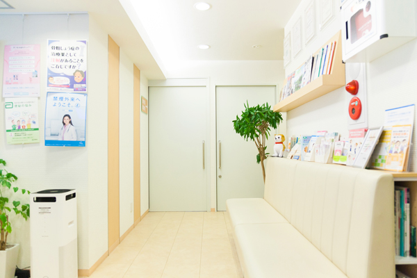 待合室には書籍・雑誌などが置かれている 2
