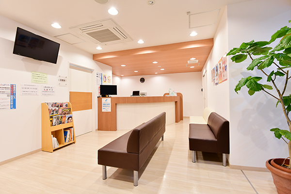 院内は清潔感があり、温かみのある雰囲気だ 2