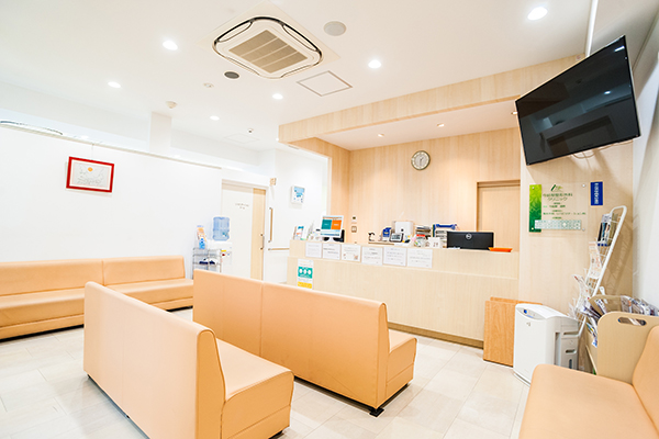 温かみのある待合室、受付も温かく迎えてくれる 2