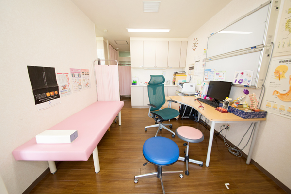 診療室は成人用、小児用、感染症患者用が別室で造られている C 2
