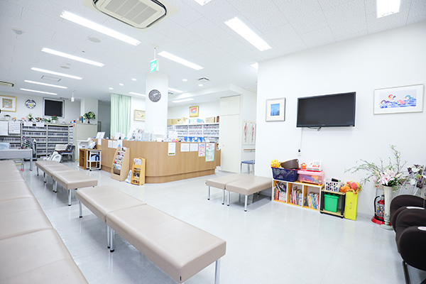 白を基調とした清潔感のある院内 2