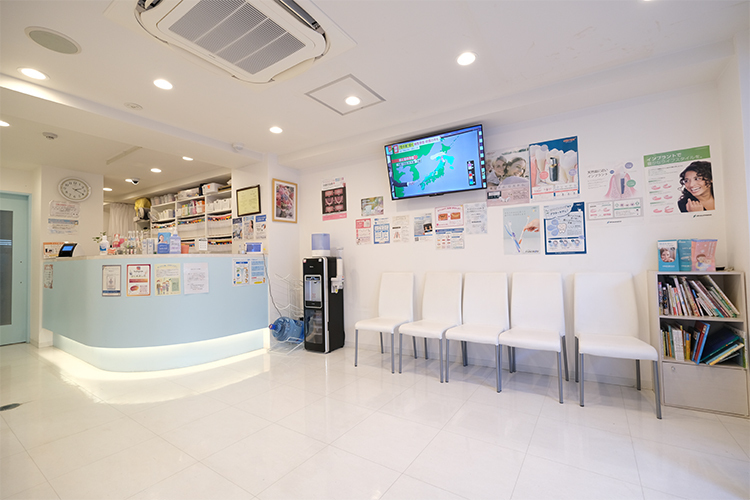 駒込駅前デンタルクリニック  豊島区 落ち着いた雰囲気の待合室で、リラックスして過ごせる