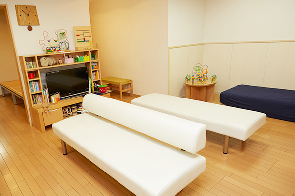優しい木目調の待合室には子ども用の絵本やおもちゃが充実 2