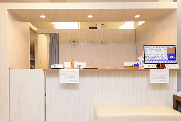 受付では待ち人数が表示されており、順番が確認できる 2