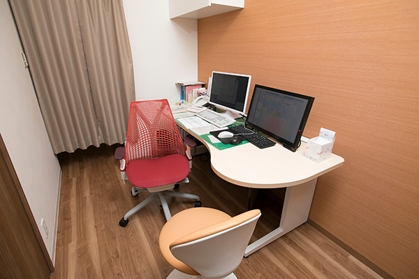 診察台と直結した診療室。部屋ごとのテーマカラーもこだわりだ 2