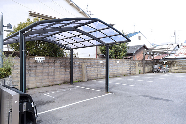 広い駐車場スペースも完備している 2
