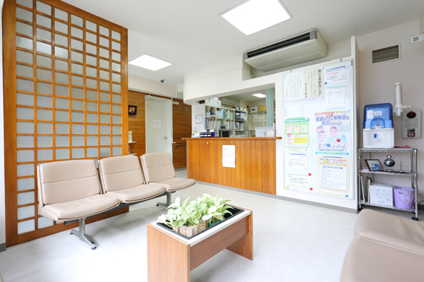明るい陽射しが差し込む待合室は患者とスタッフの笑顔が絶えない 2