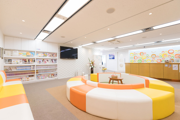 子どもが喜ぶ工夫も見られる広く明るい待合室 2