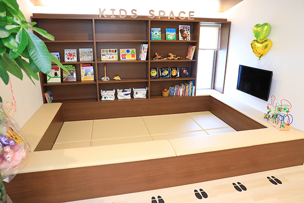 安全に配慮したキッズスペースには絵本やおもちゃもたくさん 2