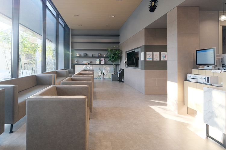 石原内科 蒲郡市 待合室は落ち着いた雰囲気でリラックスして受診できる