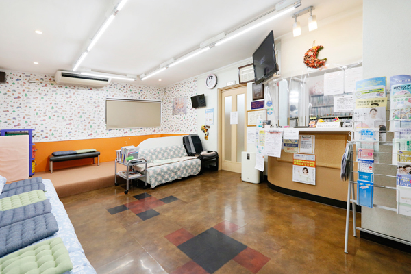 白石歯科医院 新居浜市 待合室には広めのキッズスペースを配置している