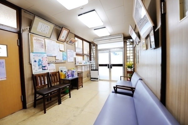 浅野医院 葛飾区 看護師の温かい対応が特徴。親しげに話す患者の姿も