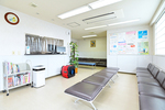 耳鼻咽喉科・アレルギー科　山本医院 寝屋川市 白を基調とした院内は清潔感があり、外からの明るい光が差し込む