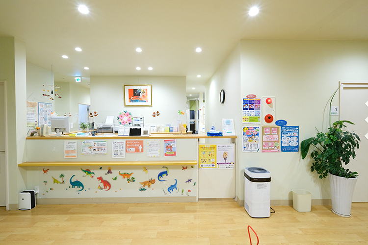くぼたこどもアレルギークリニック 春日市 楽しい壁飾りが印象的な院内
