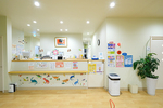 くぼたこどもアレルギークリニック 春日市 楽しい壁飾りが印象的な院内