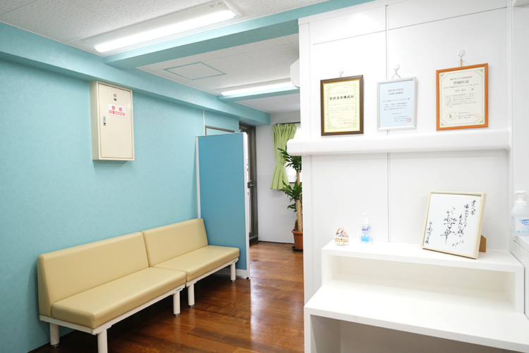 金沢八景痛みのクリニック まどかに 横浜市金沢区 ブルーと木目を基調とした爽やかな印象の待合スペース