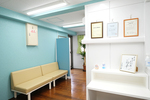 金沢八景痛みのクリニック まどかに 横浜市金沢区 ブルーと木目を基調とした爽やかな印象の待合スペース