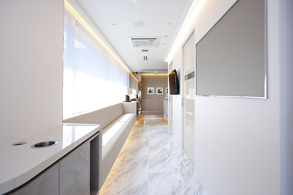 新津田沼歯科クリニック 習志野市 白で統一された待合スペース