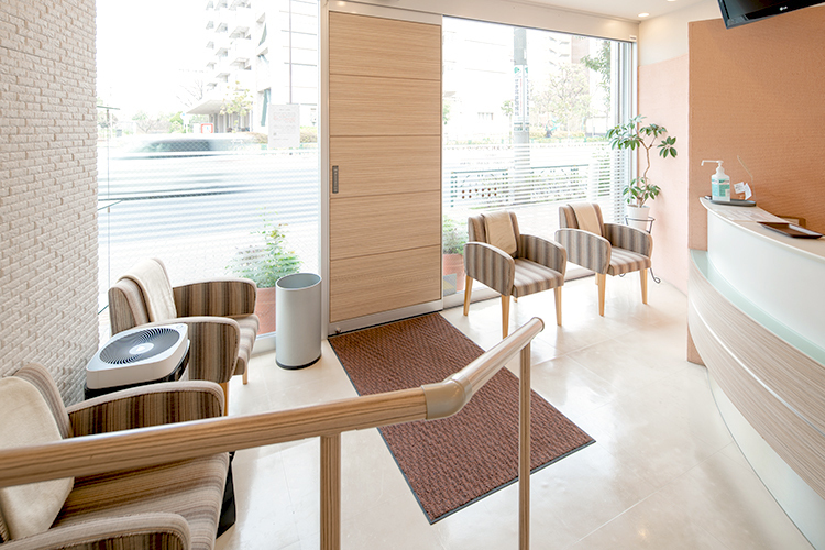 てるい歯科クリニック 江東区 カフェのような待合。空気清浄機設置など衛生管理を徹底