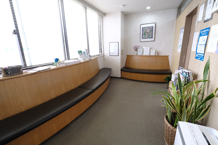 やまやクリニック 岐阜市 ゆったりできる空間の待合室