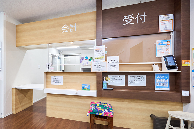 かず整形外科クリニック 横浜市港南区 アースカラーを基調とし、広々とした院内