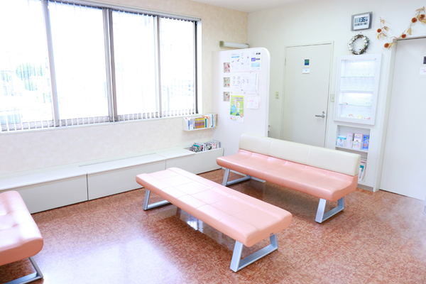 あい歯科 矯正歯科 岡崎市 子どもから高齢者まで幅広い層が落ちついて待てる待合室