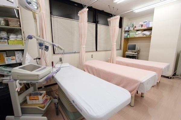 かんきクリニック 厚木市 清潔感あふれる処置室にはエコー検査機器も完備