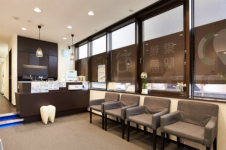 巣鴨駅前むらおか歯科クリニック 豊島区 ブラウンで統一された落ち着いた待合室。ゆっくり待てる