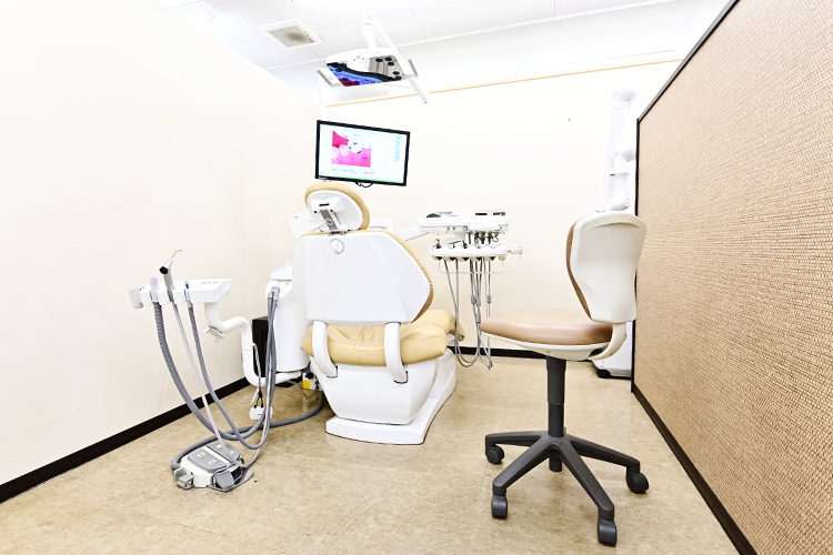 中延デンタルクリニック 品川区 モニター画面を活用し、わかりやすい診療を心がけている