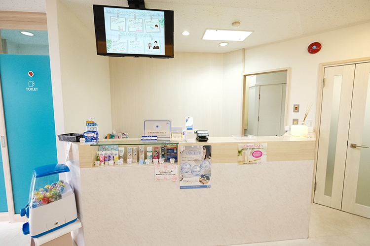 南巽みのにし歯科・矯正歯科 大阪市生野区 白と木目調を基調とした院内はバリアフリー設計