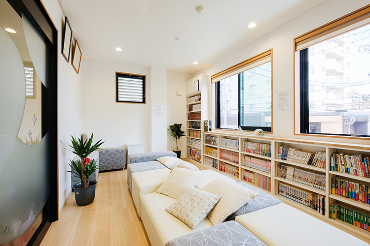 坂井歯科医院 名古屋市昭和区 待合室に漫画が1000冊置いてあるほか、キッズスペースも設置