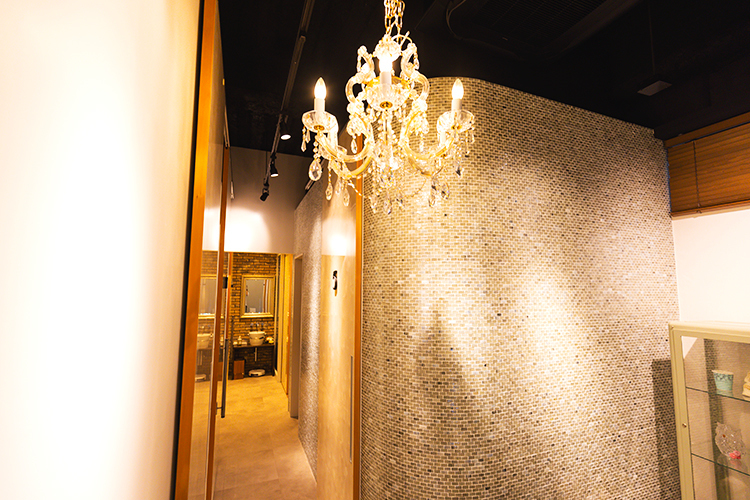 8211 DENTAL CLINIC 東大和市 院長の熱心な姿勢に共感するスタッフが迎えてくれる