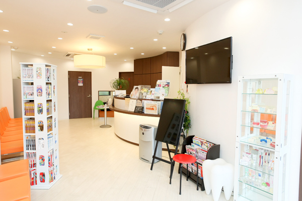 桑名はらだ歯科クリニック 桑名市 落ち着いて待つことができる清潔な待合室